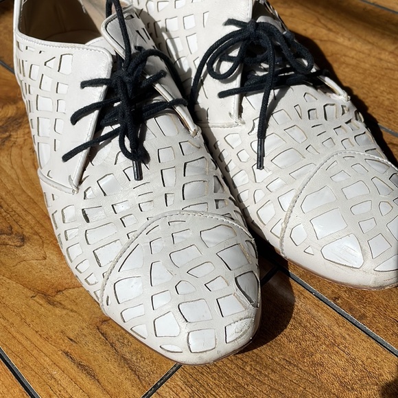 MADOONA white loafers with lazer cut details - Picture 5 of 5